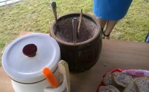 chleb ze smalcem i ogórkiem